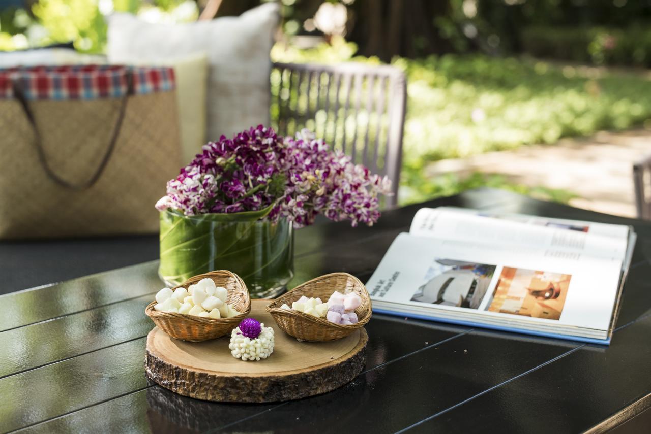 The Raweekanlaya Бангкок Екстер'єр фото A picnic table with a book and flowers